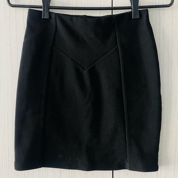 Forever 21 Straight Fit Mid Rise Mini Skirt Black EUC Small - Picture 7 of 7
